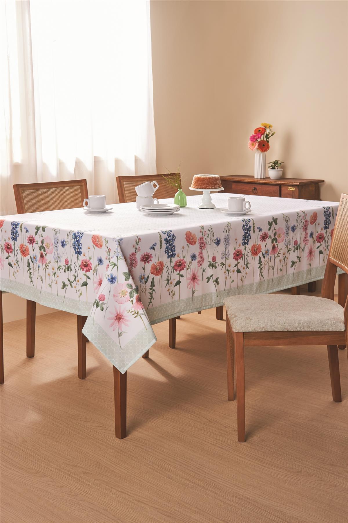 Seja-como-Flor White Printed tablecloth with wildflowers in shades of pink and blue with a patterned light green border