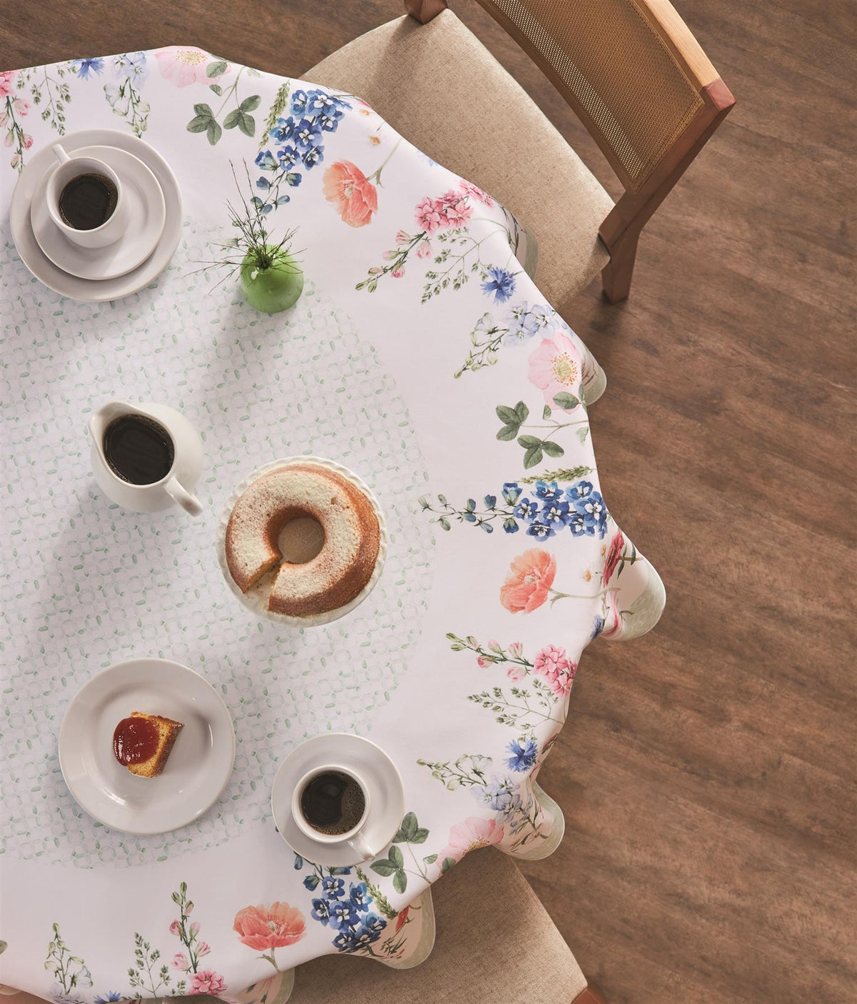 Seja-como-Flor White Printed tablecloth with wildflowers in shades of pink and blue with a patterned light green border
