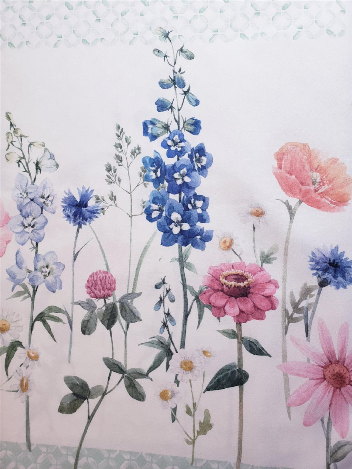 Seja-como-Flor White Printed tablecloth with wildflowers in shades of pink and blue with a patterned light green border