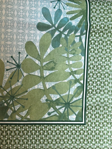 Table topper with tropical print in shades of green color. Size 40 inch Square