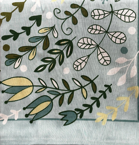 Table topper with tropical print in shades of green color. Size 40 inch Square