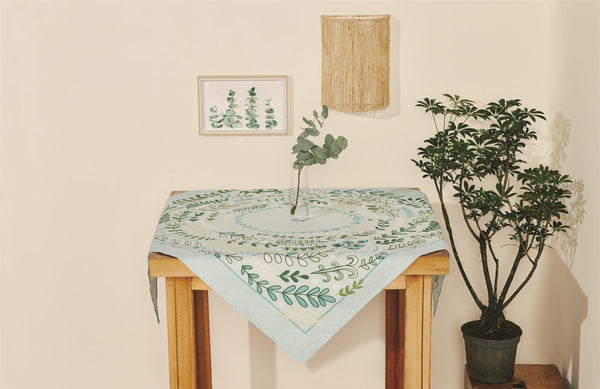 Table topper with tropical print in shades of green color. Size 40 inch Square