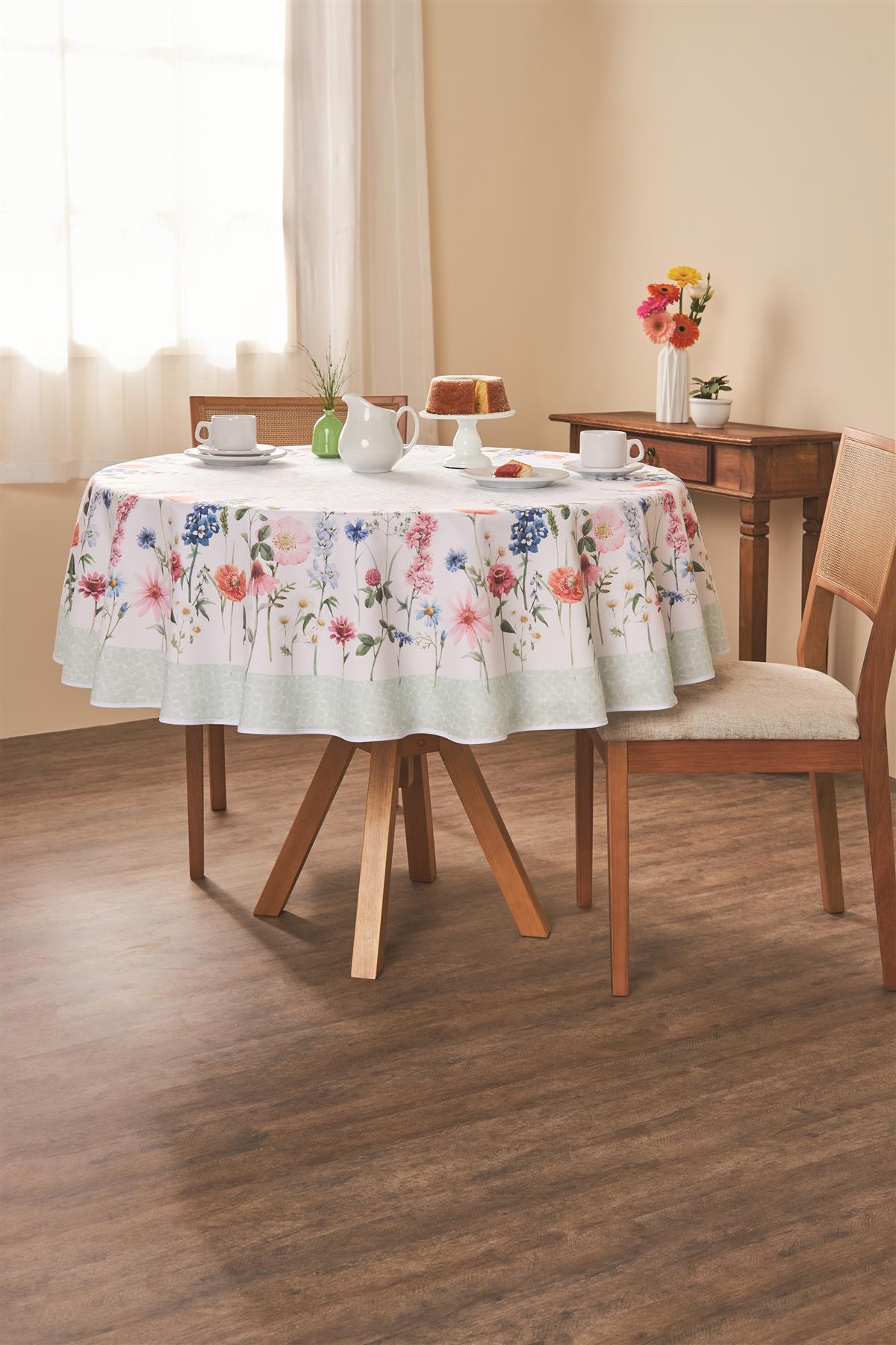 Seja-como-Flor White Printed tablecloth with wildflowers in shades of pink and blue with a patterned light green border