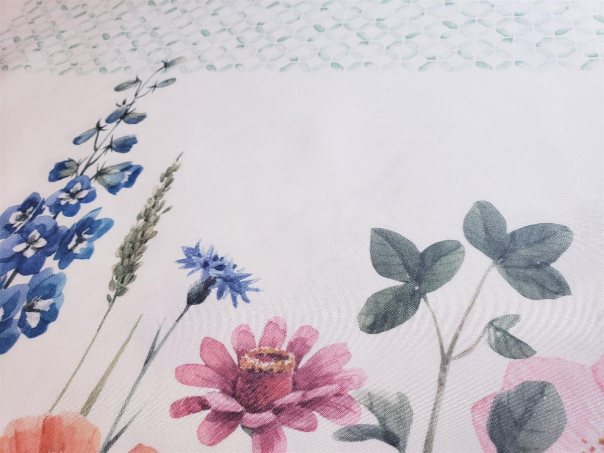 Seja-como-Flor White Printed tablecloth with wildflowers in shades of pink and blue with a patterned light green border