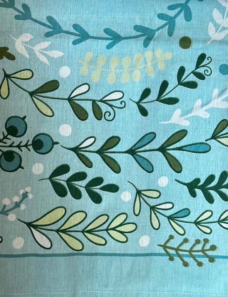 Table topper with tropical print in shades of green color. Size 40 inch Square