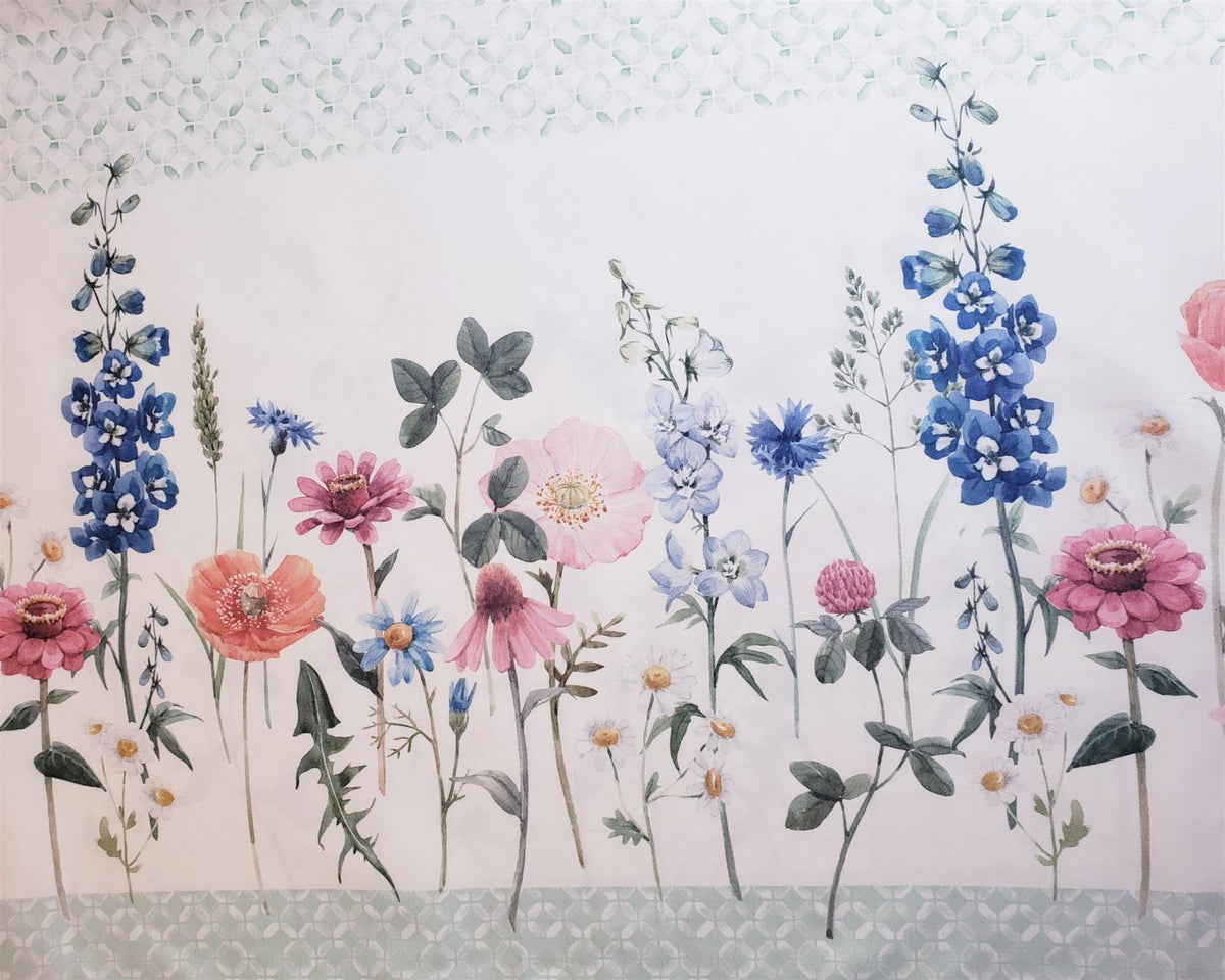 Seja-como-Flor White Printed tablecloth with wildflowers in shades of pink and blue with a patterned light green border