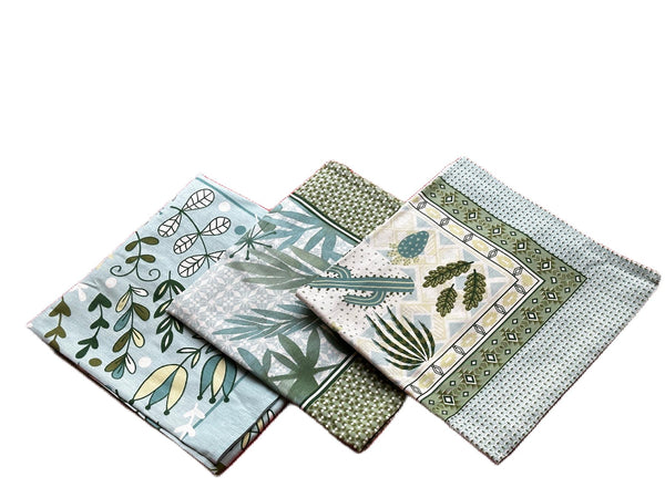 Table topper with tropical print in shades of green color. Size 40 inch Square